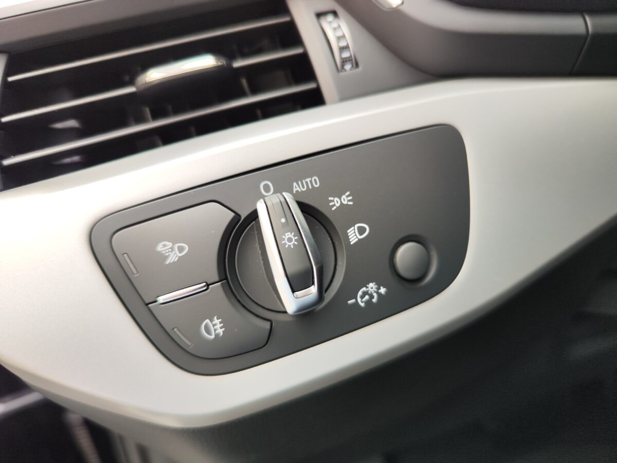 AUDI A4 Avant Advanced 30 TDI Stronic 136 CV