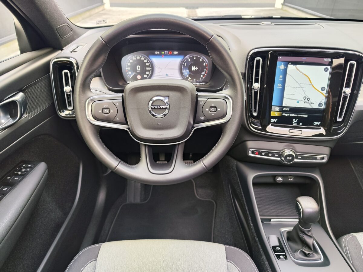 VOLVO XC40 MOMENTUM PRO 1.5 130 CV