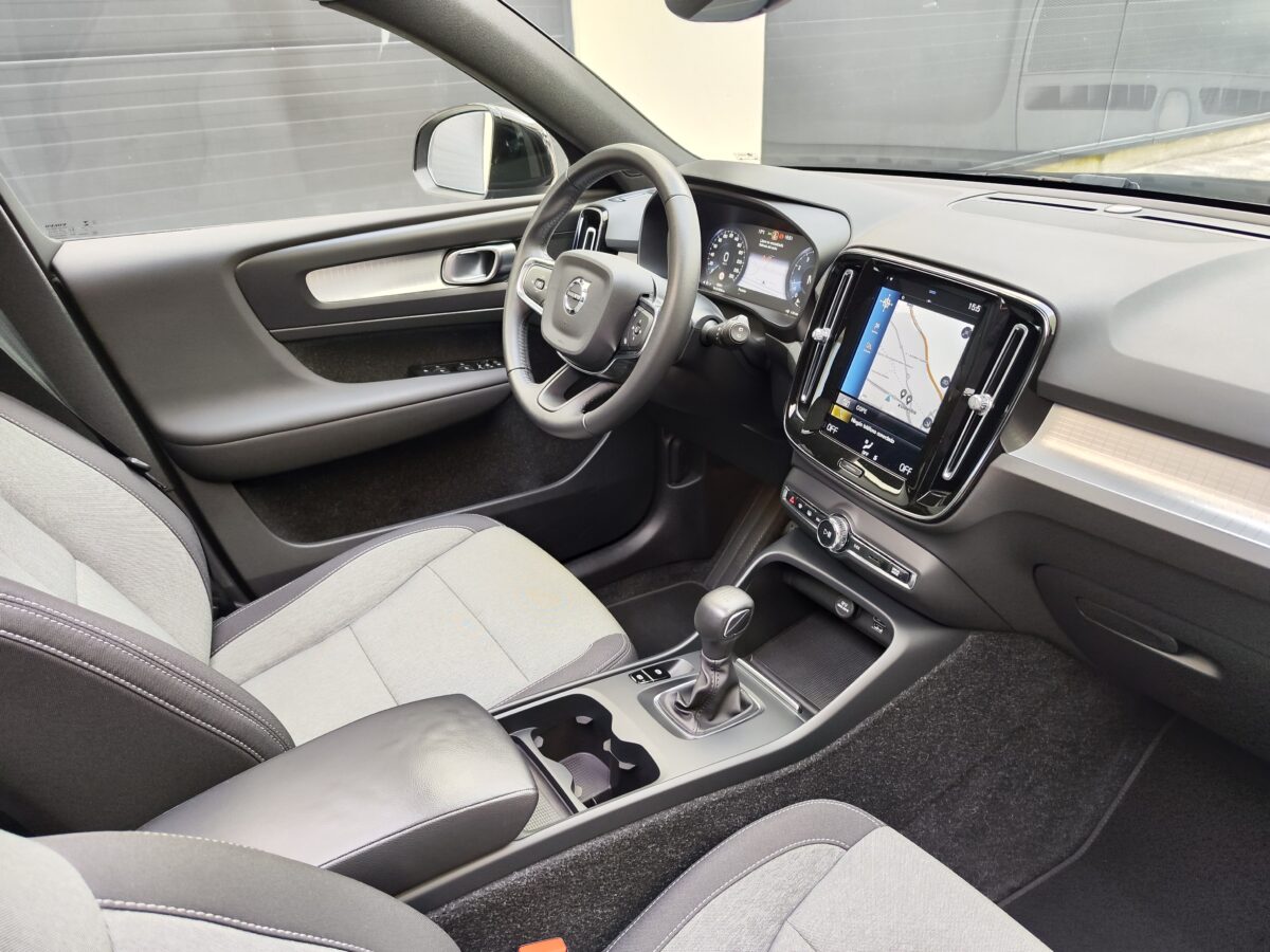 VOLVO XC40 MOMENTUM PRO 1.5 130 CV