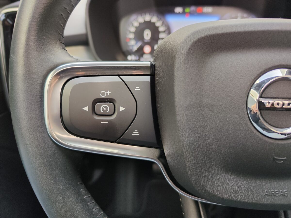 VOLVO XC40 MOMENTUM PRO 1.5 130 CV