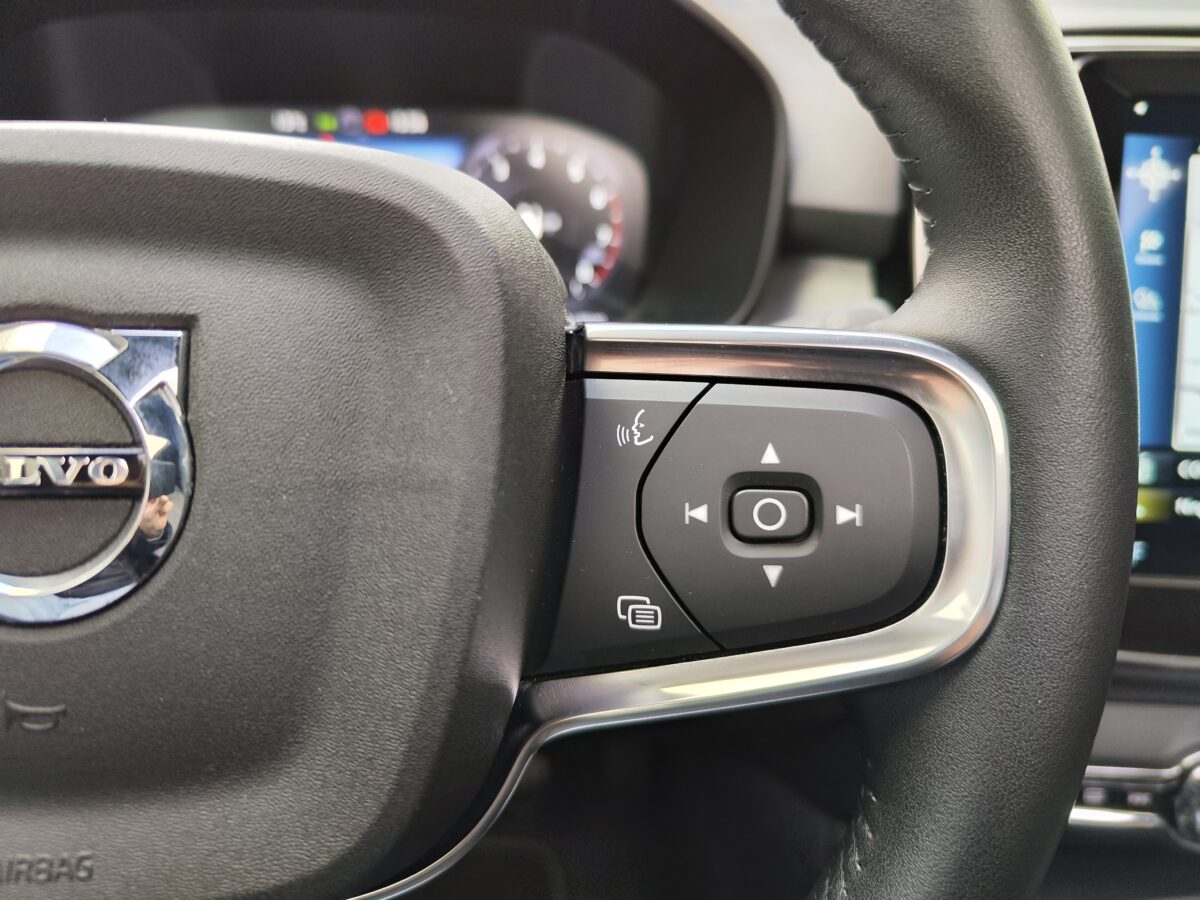 VOLVO XC40 MOMENTUM PRO 1.5 130 CV