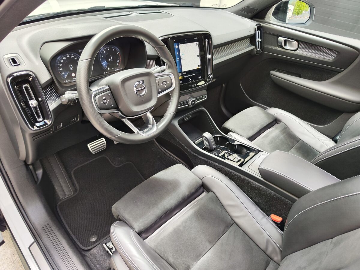 VOLVO XC40 R DESIGN T3 AT8 165 CV