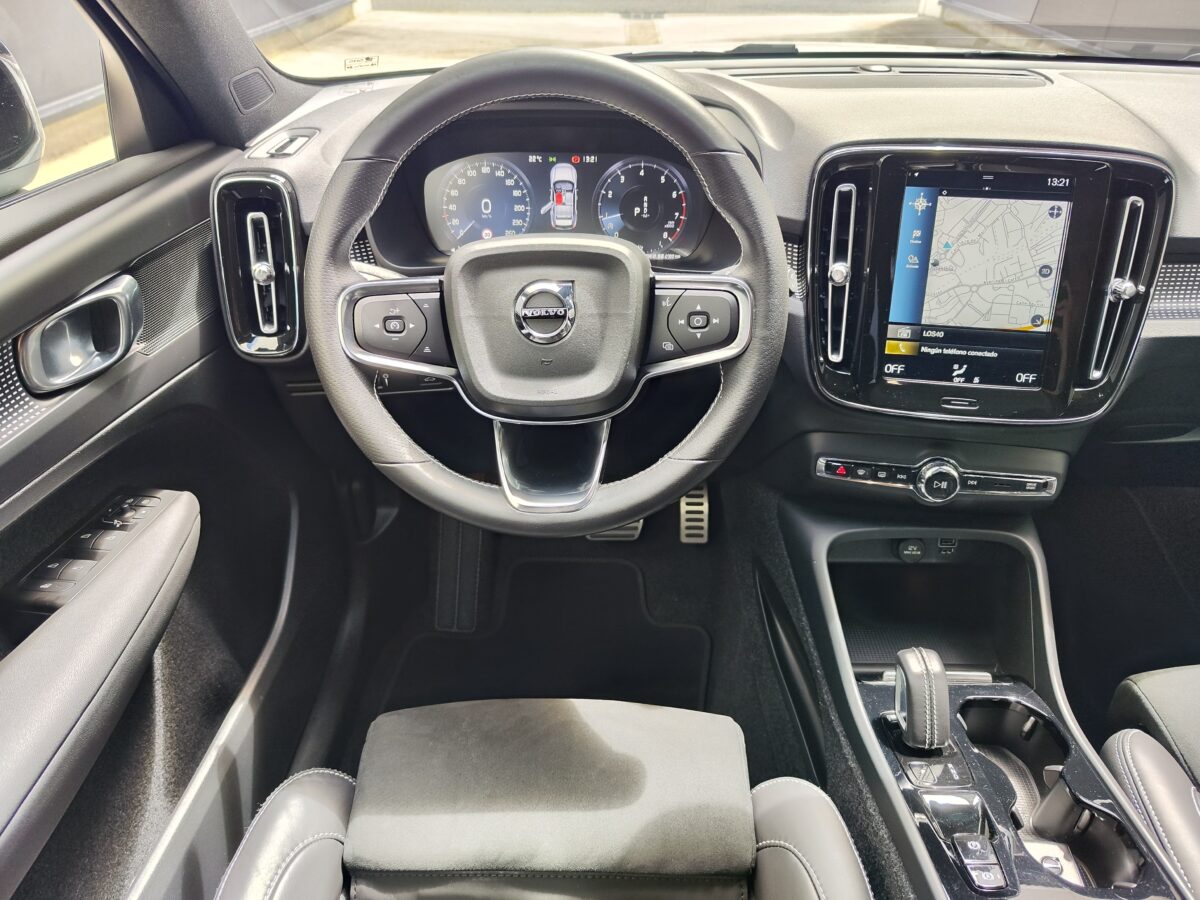 VOLVO XC40 R DESIGN T3 AT8 165 CV