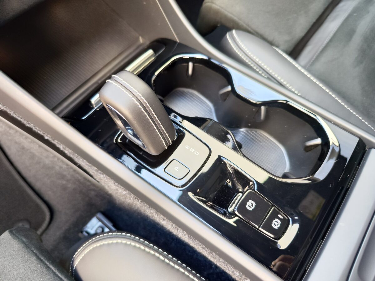 VOLVO XC40 R DESIGN T3 AT8 165 CV