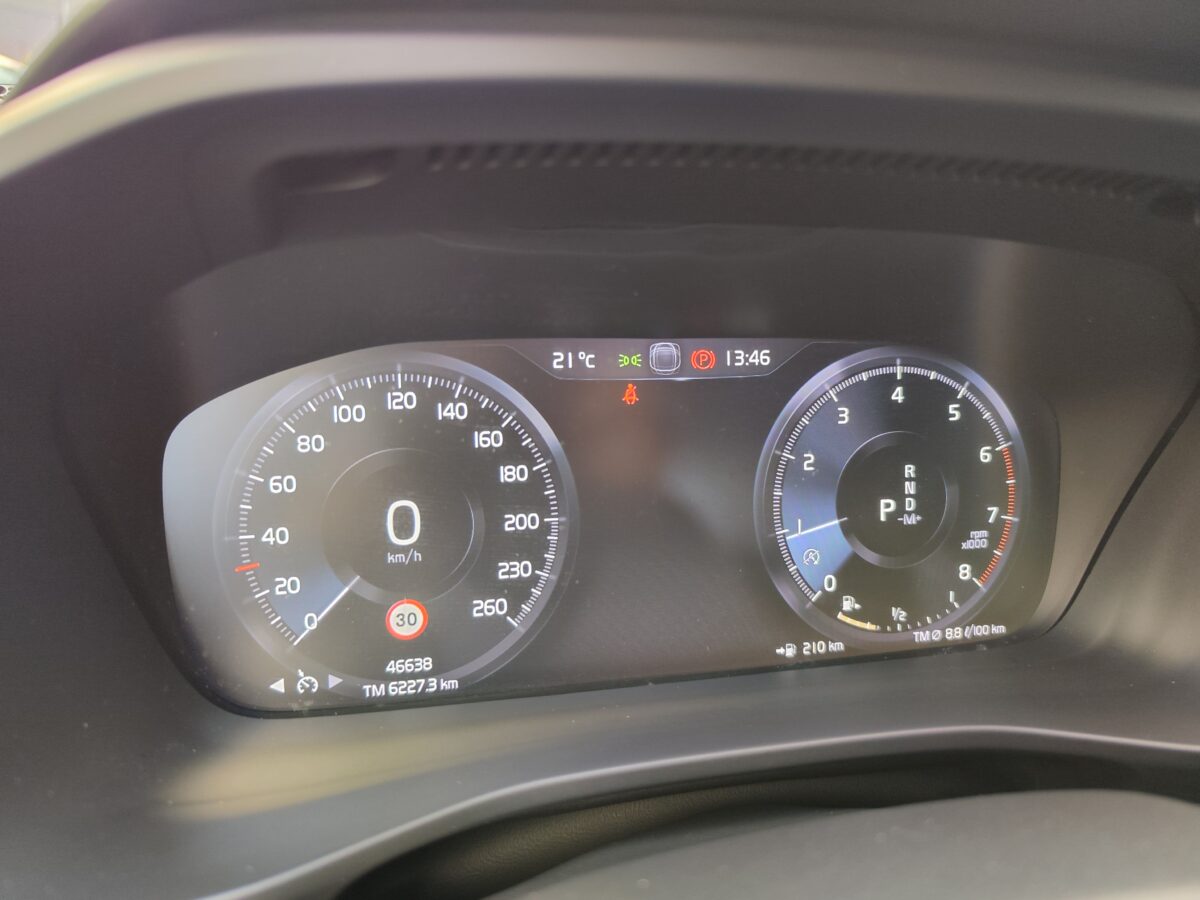 VOLVO XC40 R DESIGN T3 AT8 165 CV