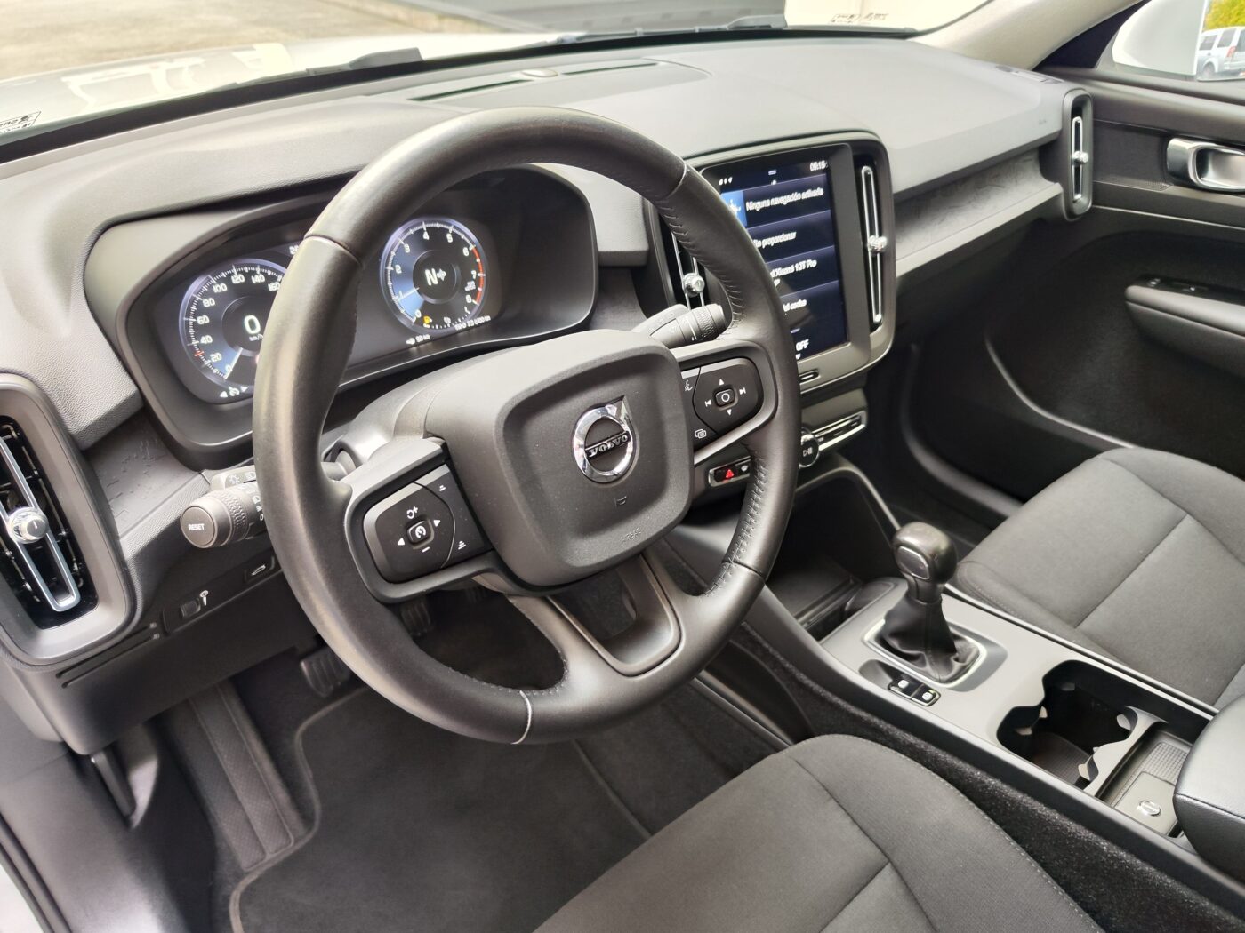 VOLVO XC40 Momentum Core T2 129 CV