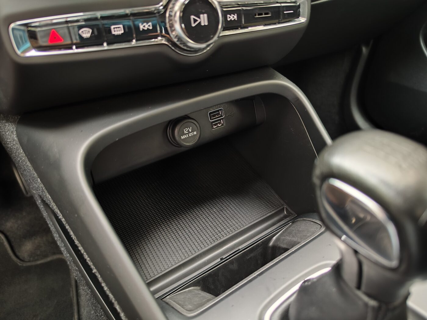 VOLVO XC40 Momentum Core T2 129 CV